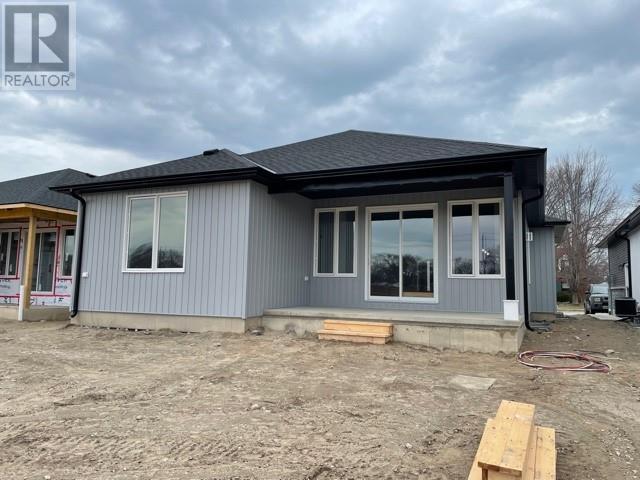 195 Essex Street, Sarnia, Ontario  N7T 0C2 - Photo 2 - 22006724